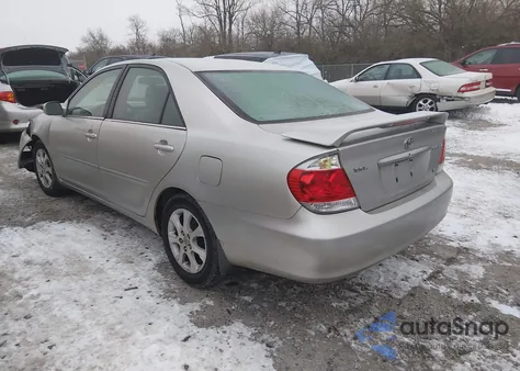 2005 Toyota Camry Xle V6 z USA, uszkodzony, nr VIN 4T1BF30K75U084307